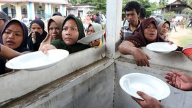 FOTO: Pengungsi Banjir Aceh Kelaparan dan Terserang Penyakit