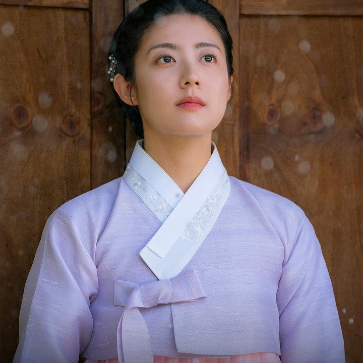 <p>Drama Korea <em>To My Beloved Thief</em> mengisahkan Hong Eun Jo, tabib yang diam-diam menjadi bandit Gil Dong. Jiwa Eun Jo dan sang pangeran tiba-tiba tertukar saat pengejaran. (Foto: KBS)</p>