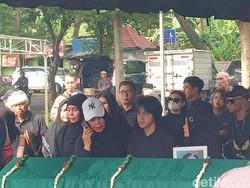 Suasana Haru Iringi Pemakaman Epy Kusnandar, Istri Sampaikan Pesan Terakhir