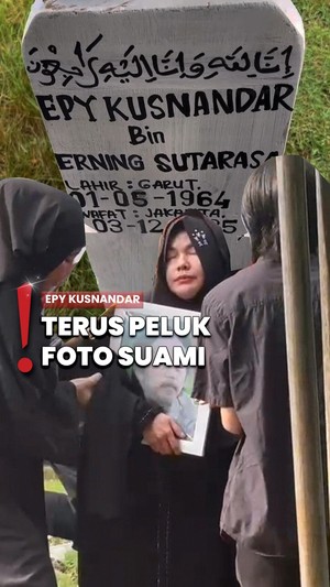 Video: Karina Ranau Hampir Pingsan setelah Pemakaman Epy Kusnandar
