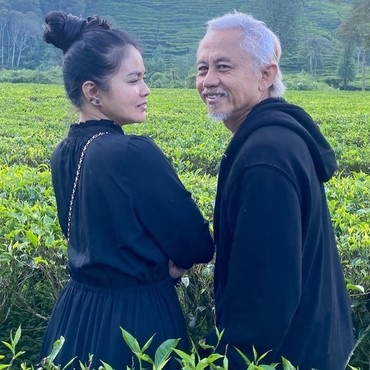 Karina Ranau Menangis Bersimpuh di Makam Epy Kusnandar karena Rindu yang Tak Ada Obatnya