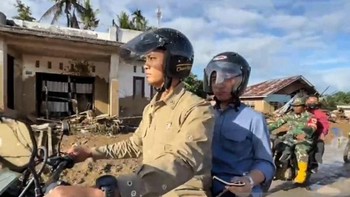 FOTO: Gibran Kunjungi Posko Pengungsi Banjir Bandang di Agam Sumbar