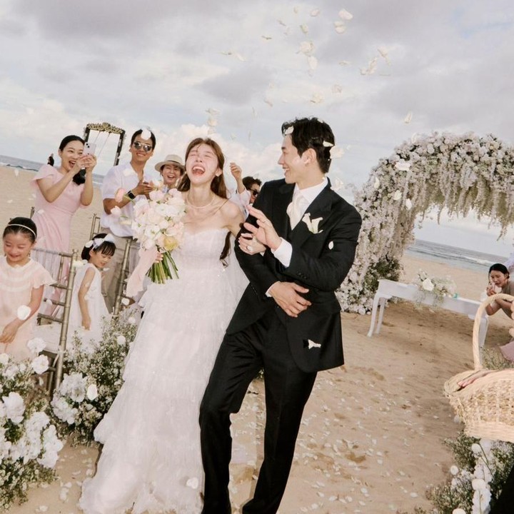 <p>Hanya dihadiri keluarga masing-masing mempelai, pernikahan ini sukses terlaksana secara <em>intimate</em>. Pemandangan pantai Bali yang terlihat begitu indah, menambah kesyahduan atas pernikahan Bang Min Ah dan On Ju Wan. (Foto: Instagram @onjuwan1211)</p>