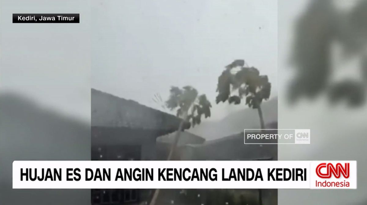 VIDEO: Detik-detik Hujan Es dan Angin Kencang Landa Kediri