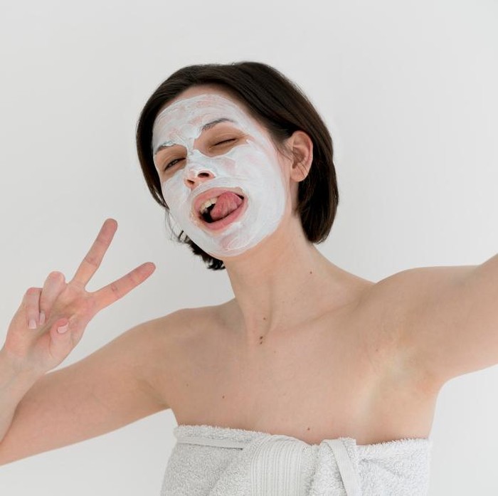 Kamu bisa membuat DIY (Do It Yourself) masker dari tepung beras. Tepung beras sendiri kaya akan nutrisi untuk mendukung kulit lebih bersih dan warnanya lebih cerah merata.