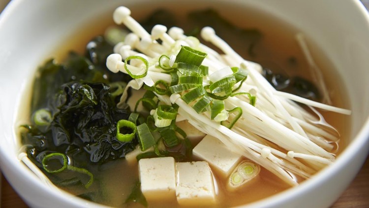 Ilustrasi Sup Miso Jamur Enoki