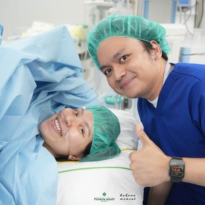 <p>Hingga berita ini tayang, Calvin Jeremy dan istri masih belum mengungkap nama putri mereka ke publik. Keduanya juga masih menyembunyikan wajah anak pertama mereka. Calvin Jeremy resmi menikah dengan Novia pada 2021. Pada Juli 2025, keduanya mengumumkan kehamilan pertama dan mengungkapnya sebagai kado Natal terindah di tahun ini. "Desember ini, hadiah Natal kecil kami tiba dan hati kami sudah begitu penuh. Kasih karunia Tuhan telah menyertai kami di setiap langkah perjalanan ini, dan kami sungguh bersyukur," tulis keduanya dalam unggahan pengumuman kehamilan ini. (Foto: Instagram @calvinjeremy)</p>