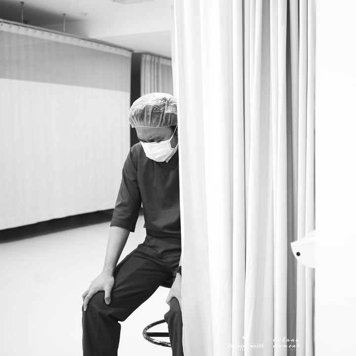 <p>Calvin Jeremy mengungkap perasaannya selama mendampingi Novia melahirkan. Pria kelahiran Jakarta ini ternyata sempat menangis selama proses persalinan sang istri. Ia menangis saat tengah berdoa. "Cuma mau sharing sedikit, potret aku ketika yang bisa kulakukan hanya menunggu, karena Istri sedang di anastesi sebelum akhirnya boleh masuk ke ruang operasi. Di moment itu doa-ku cuma "<em>Turns out, I don't have what it takes. So help me GOD</em>". Cuma bisa nangis, luluh lantah karena ternyata seberapa keras aku berusaha mengontrol keadaan, pada akhirnya TUHAN-lah yang ambil alih dan berperkara," tulisnya di Instagram. (Foto: Instagram @calvinjeremy)</p>