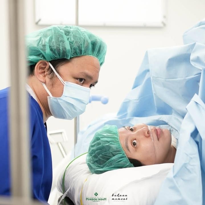 <p>Dalam unggahannya, Calvin Jeremy mem-<em>posting</em> beberapa momen penting sebelum dan saat sang istri berada di ruang bersalin. Selama proses persalinan istrinya, Calvin Jeremy selalu hadir untuk mendampingi dan memberikan dukungan. Pria 34 tahun ini bahkan berada di samping sang istri saat proses persalinan, Bunda. (Foto: Instagram @calvinjeremy)</p>