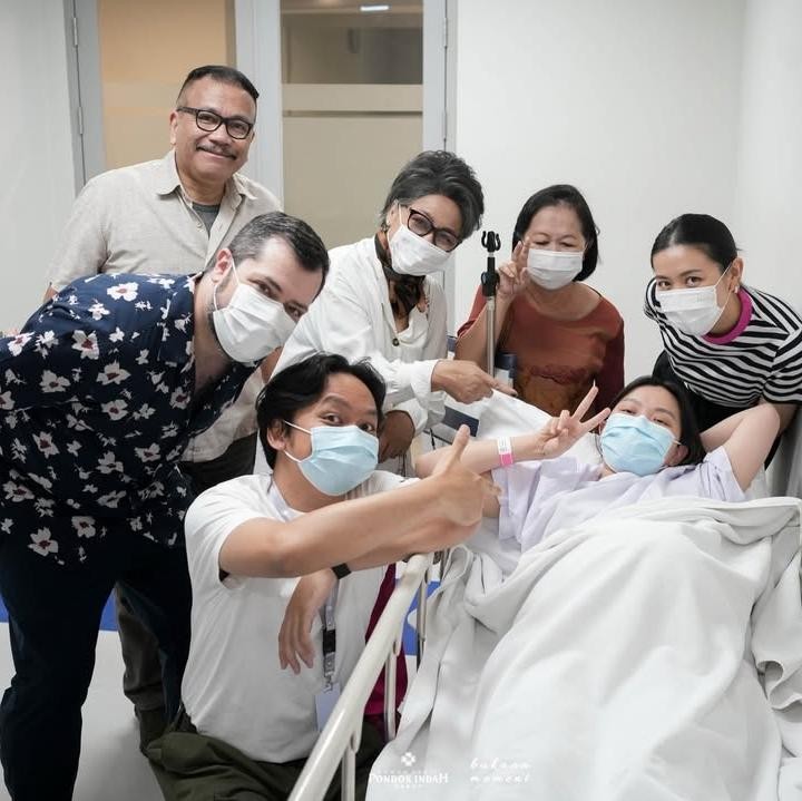 <p>Bagi Calvin Jeremy, proses persalinan bisa berjalan lancar karena ada banyak orang yang memberikan <em>support</em>, termasuk keluarga besar. "Seperti kelihatan di slide pertama, <em>journey</em> ini kayaknya cuma aku dan @novia_santoso yang ngejalanin. Aku yang masih belajar siap siaga <em>support</em> istriku tercinta, <em>a great mother to our daughter.</em> Tapi sebenarnya, di balik itu semua, ada begitu banyak orang yang Tuhan kirim untuk menopang kami. <em>Support system</em> terdepan: orang tua dan kakak-kakak kami. Love you my fam," tulisnya di Instagram. (Foto: Instagram @calvinjeremy)</p>