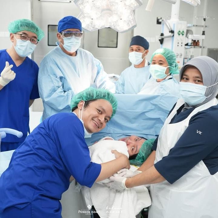 <p>Kabar bahagia datang dari penyanyi Calvin Jeremy. Sang istri Novia Santoso baru saja melahirkan anak pertama mereka. Melalui unggahan di Instagram pada Rabu (3/12/25), Calvin Jeremy mengunggah momen persalinan sang istri yang melahirkan seorang bayi peremuan di RS Pondok Indah, Jakarta. (Foto: Instagram @calvinjeremy)</p>