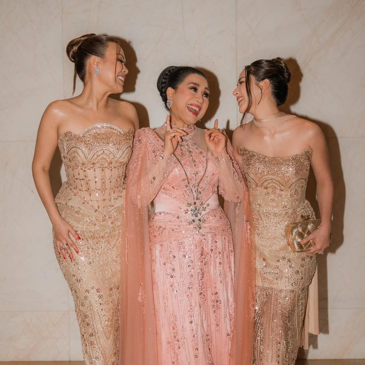 <p>Momen itu terlihat langsung dari postingan terbaru Jessica di akun Instagram pribadinya. Jessica diketahui menghadiri acara pernikahan keluarganya bersama sang suami, ibu mertua Norwati Damanik, dan ketiga kakak iparnya, yakni Putri Linardo Hasibuan, Lionie Petty Hasibuan, dan Natalia Octavia Hasibuan.&nbsp;(Foto: Instagram @jscmila)</p>