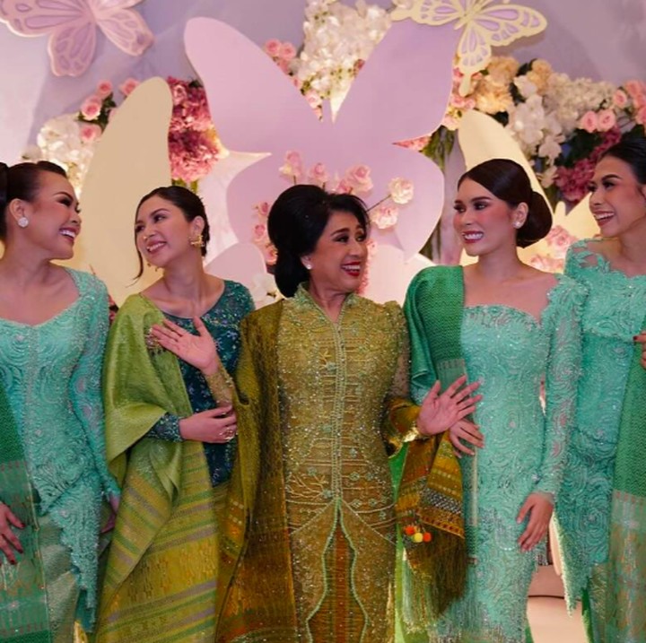 <p>Bukan pertama kalinya, Jessica pun cukup sering mengabadikan momen bersama mertua dan kakak-kakak iparnya, seperti yang satu ini. &ldquo;Disambut dengan doa, berbalut cinta, dan diberkati dengan tradisi,&rdquo; tulis Jessica, dikutip dari laman Instagram <em>@jscmila,</em> Kamis (4/12/2025).&nbsp;(Foto: Instagram @jscmila)</p>