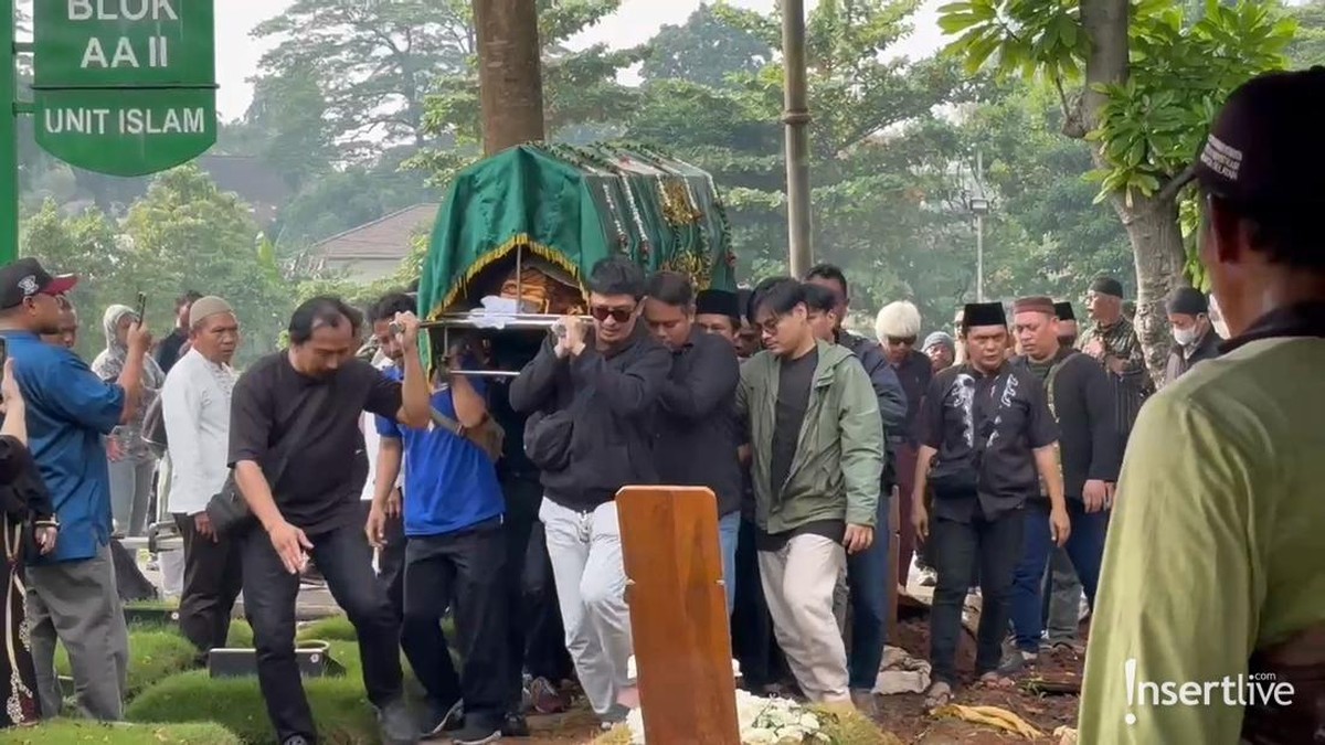 Karina Ranau Hampir Pingsan di Pemakaman Epy Kusnandar