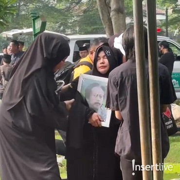 Karina Ranau Hampir Pingsan di Pemakaman Epy Kusnandar