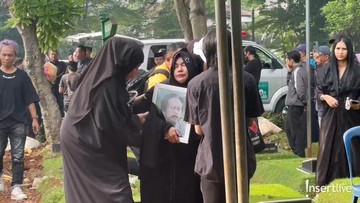 Berita Viral Selebriti dari InsertLive : Karina Ranau Hampir Pingsan di Pemakaman Epy Kusnandar