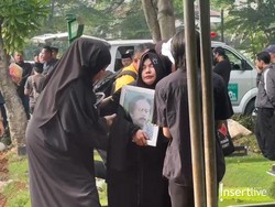 Karina Ranau Hampir Pingsan di Pemakaman Epy Kusnandar