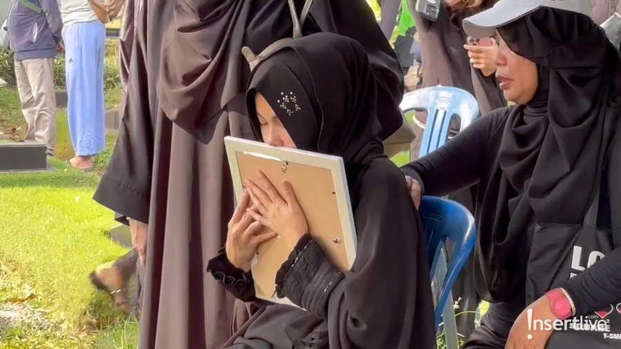 Karina Ranau Hampir Pingsan di Pemakaman Epy Kusnandar