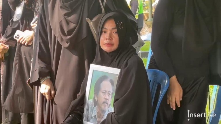Karina Ranau Hampir Pingsan di Pemakaman Epy Kusnandar