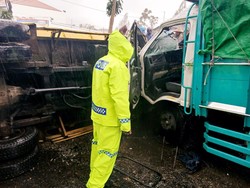 Diduga Rem Blong, Truk Muat Karpet Tabrak Dump Truk-Pemotor di Wonosobo