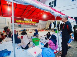 Wamensos Tinjau Dapur Umum-Salurkan Bantuan buat Korban Banjir di Langkat