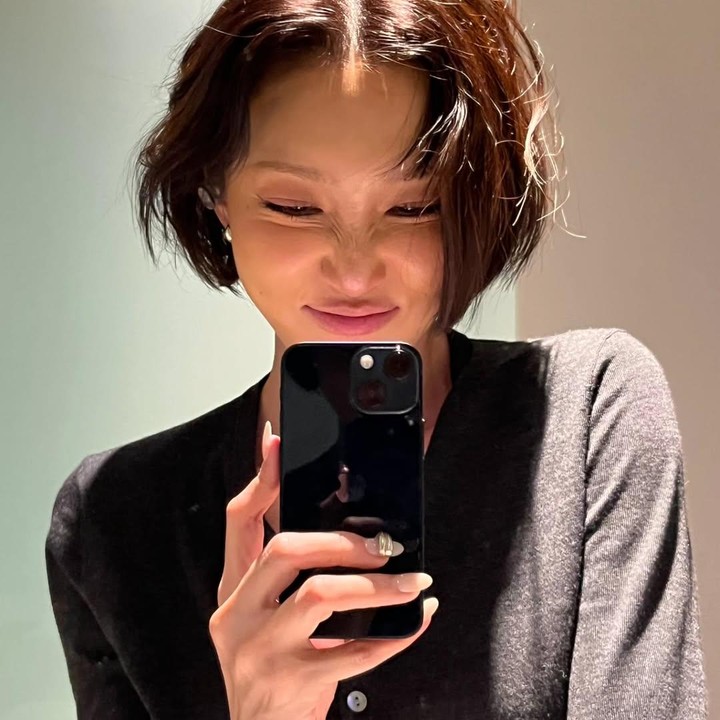 <p>Kiprahnya di dunia tarik suara sangat cemerlang. Hwasa merupakan salah satu idol K-Pop yang memiliki segudang prestasi. Sejak 2014, ia juga sudah beberapa kali memenangkan penghargaan bersama Mamamoo. (Foto: Instagram @_mariahwasa)</p>