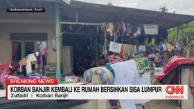 VIDEO: Korban Banjir Kembali Ke Rumah Bersihkan Sisa Lumpur