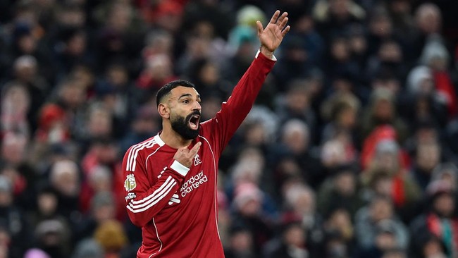 Mohamed Salah menjadi viral saat duduk di bangku cadangan dengan penutup kepala di laga Liverpool vs Sunderland. Penampilannya seperti pembalap F1.