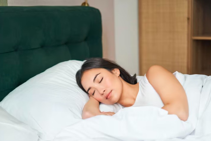 Manfaat pola tidur sehat untuk imun kuat saat cuaca tidak menentu. Pastikan kamu tidur cukup 7–9 jam/Foto: freepik.com/benzoix