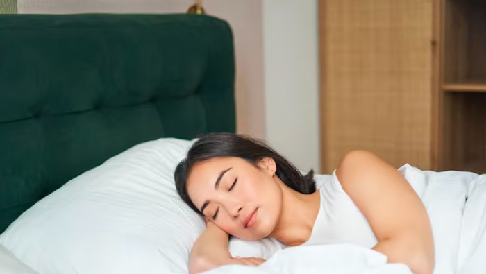 Manfaat pola tidur sehat untuk imun kuat saat cuaca tidak menentu. Pastikan kamu tidur cukup 7–9 jam/Foto: freepik.com/benzoix
