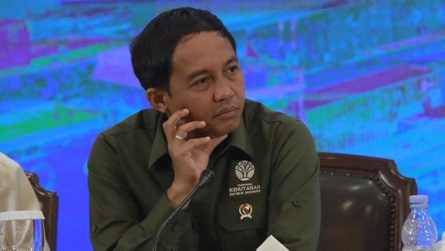 Menteri Kehutanan Raja Juli Antoni menemui Direktur Eksekutif The Royal Foundation, Tom Clements bahas pengakuan 1,4 juta hektar hutan adat di Indonesia.