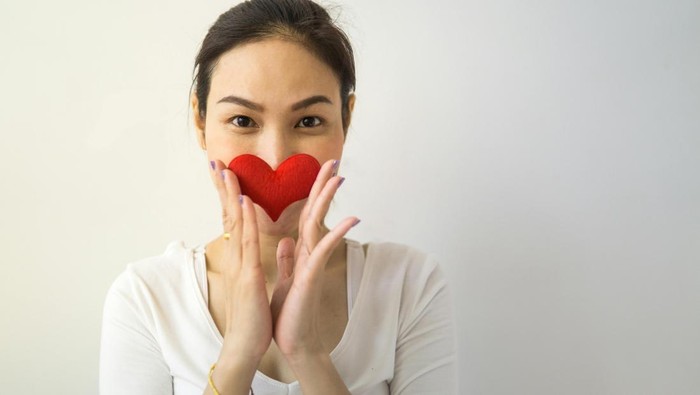 Orang yang baik hati memiliki empati tinggi. Mereka bisa memahami posisi orang lain dan menunjukkan belas kasih.