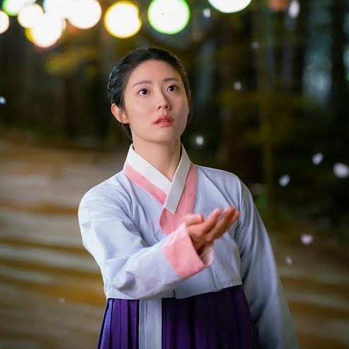 <p>Nam Ji Hyun tampil gesit sebagai Eun Jo yang bergerak di malam hari sebagai Gil Dong, sembari menghindari kejaran para prajurit kerajaan. (Foto: KBS)</p>
