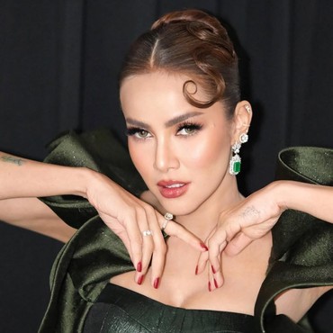 Masuk Kandidat Wajah Tercantik Sedunia, 7 Pesona Olla Ramlan Makin Hot di Usia 45 Tahun