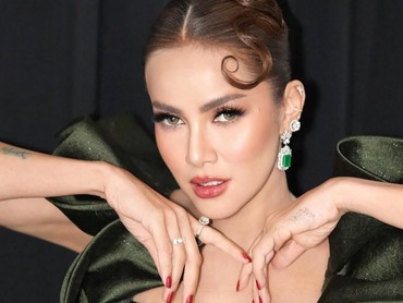 Masuk Kandidat Wajah Tercantik Sedunia, 7 Pesona Olla Ramlan Makin Hot di Usia 45 Tahun