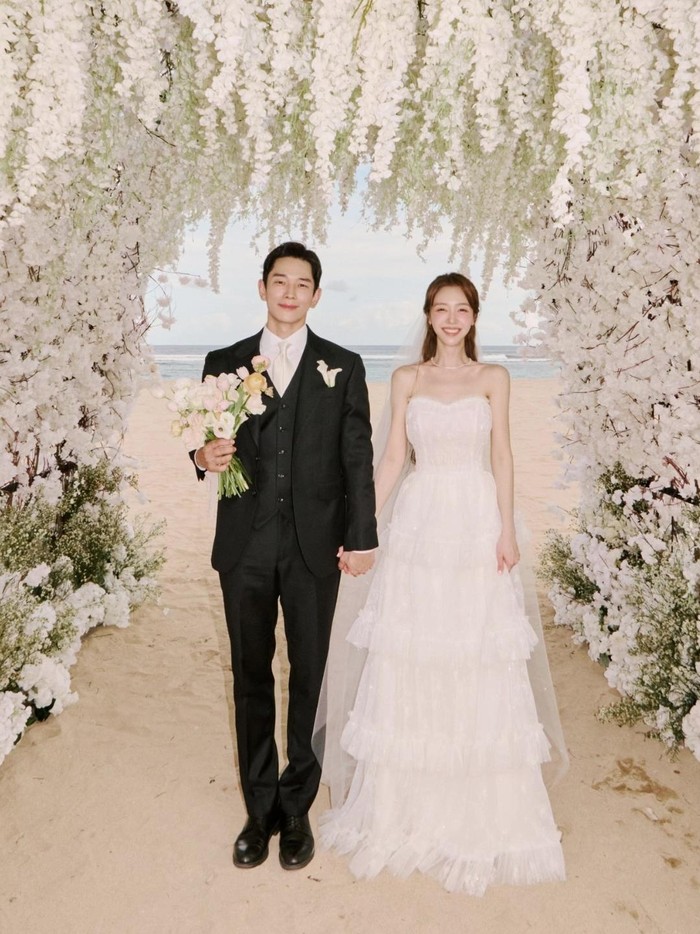 On Ju Wan dan Minah Girl's Day resmi menikah melalui acara yang digelar secara tertutup pada November 2025.