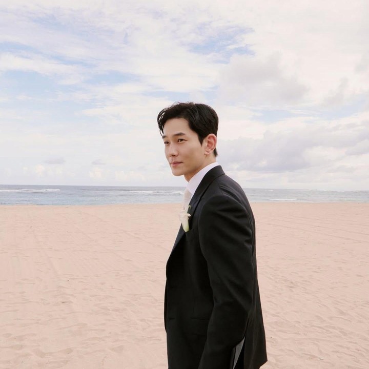 <p>On Ju Wan dikenal sebagai aktor yang memiliki karisma. Dengan balutan setelan hitam yang elegan, ia sukses membuat para penggemarnya semakin terpukau. (Foto: Instagram @onjuwan1211)</p>