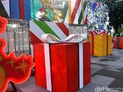 Video: Warna-warni Pohon Natal hingga Kado Raksasa Hiasi Surabaya