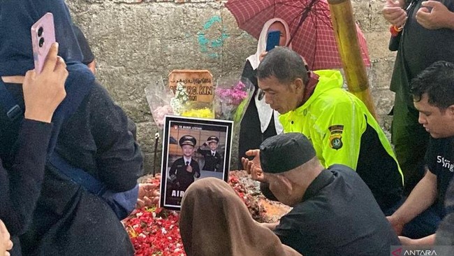Tangis keluarga pecah dalam pemakaman bocah Alvaro Kiano Nugroho di Tanah Wakaf Masjid Jami Al Muflihun Bintaro, Pesanggrahan, Jakarta Selatan, Kamis (4/12).