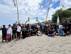 Gapura Bawah Laut Ditanam Saat Pembukaan Pemuteran Bay Festival 2025