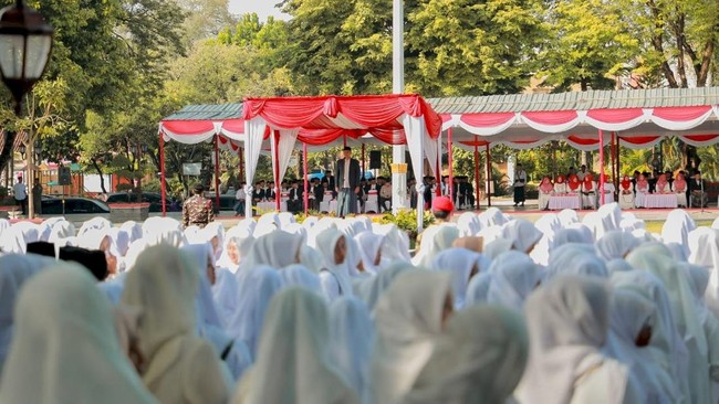 Bupati Klaten, Hamenang Wajar Ismoyo, pimpin Apel Hari Santri 2025, tekankan peran santri dalam pembangunan dan pentingnya adaptasi dengan zaman.