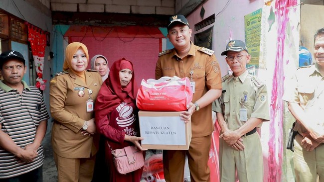 Bupati Klaten Hamenang Wajar Ismoyo meninjau rumah warga yang rusak akibat angin kencang, Ia menyerahkan bantuan dan berjanji akan mendukung perbaikan rumah.