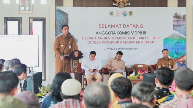 Bupati Klaten Hamenang Wajar Ismoyo terima kunjungan Komisi V DPR RI untuk tinjau BUMDes Tirta Mandiri. Fokus pada pengembangan infrastruktur dan ekonomi desa.