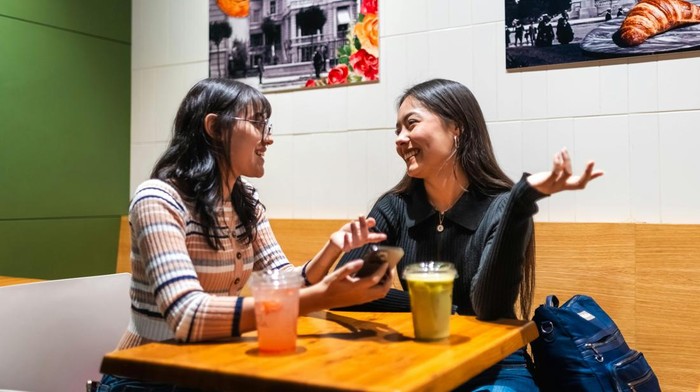 Orang yang baik hati adalah pendengar yang baik. Mereka aktif mendengarkan untuk memahami kondisi orang lain.