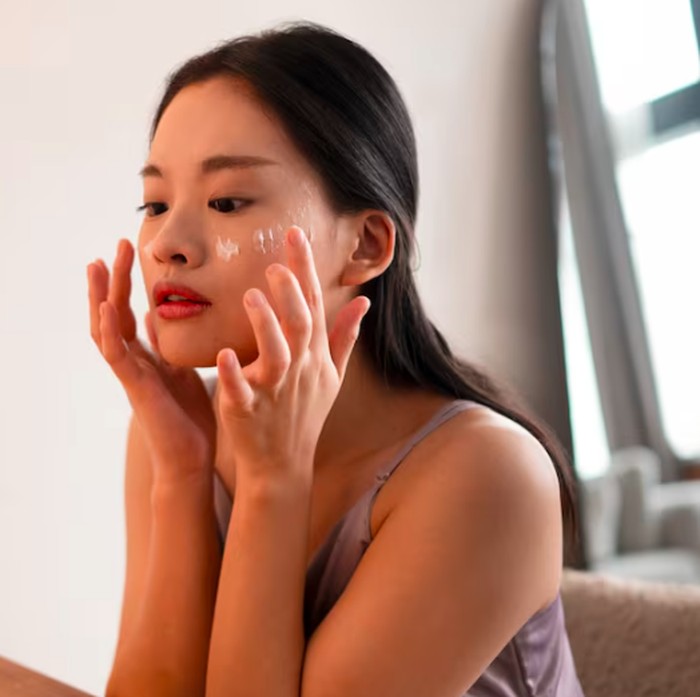 Antioksidan dalam makanan dan produk perawatan kulit membantu melindungi kulit dari agresor lingkungan yang merusak sekaligus menenangkan peradangan untuk kulit yang lebih sehat dan bercahaya.