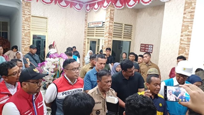 Menteri ESDM Bahlil dan Dirut Pertamina Simon kunjungi Aceh, Sumut, dan Sumbar untuk tangani bencana, Mereka pastikan pasokan energi dan distribusi bantuan.