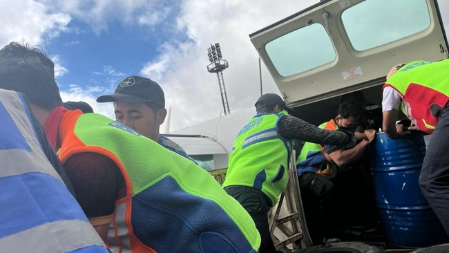 Pertamina Patra Niaga memastikan penyaluran energi tetap berjalan meski akses darat terputus, yakni dengan menggunakan pesawat perintis.