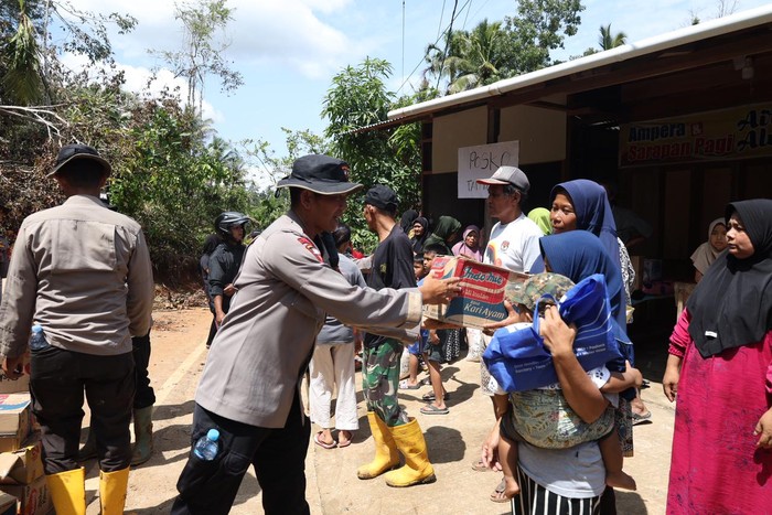 Polda Riau menyalurkan bantuan kepada korban banjir bandang di Kabupaten Agam, Sumbar