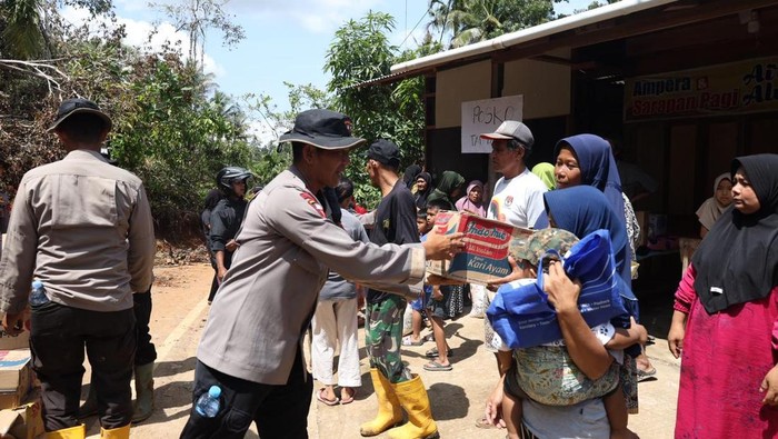Polda Riau menyalurkan bantuan kepada korban banjir bandang di Kabupaten Agam, Sumbar