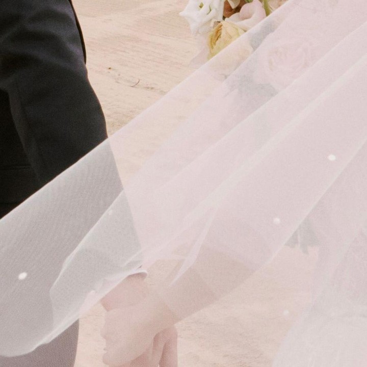 <p>Postingan romantis tangan yang bertaut ini menjadi tanda telah terikatnya janji suci mereka. Tampak artis Korea, Bang Min Ah, tengah memegang bunga di sisi kanan, sedangkan sisi kiri tangannya memegang lembut jemari sang suami. (Foto: Instagram @onjuwan1211)</p>